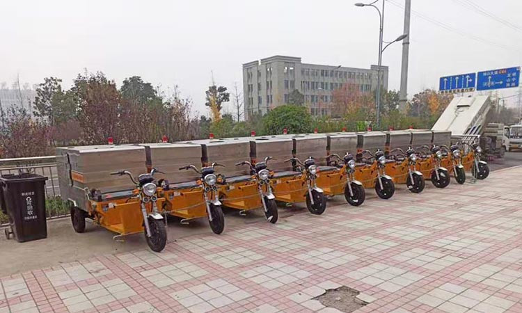 環(huán)衛(wèi)純電動三輪高壓清洗車交車現場
