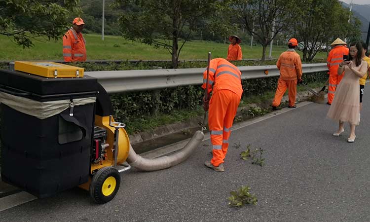 濟(jì)南城市環(huán)衛(wèi)引進(jìn)手推式樹葉收集器，用于綠化帶落葉收集