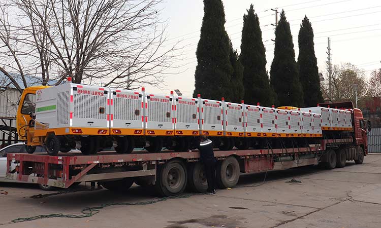 北京環(huán)衛(wèi)公司引進小型多功能高壓沖洗車發(fā)貨現(xiàn)場