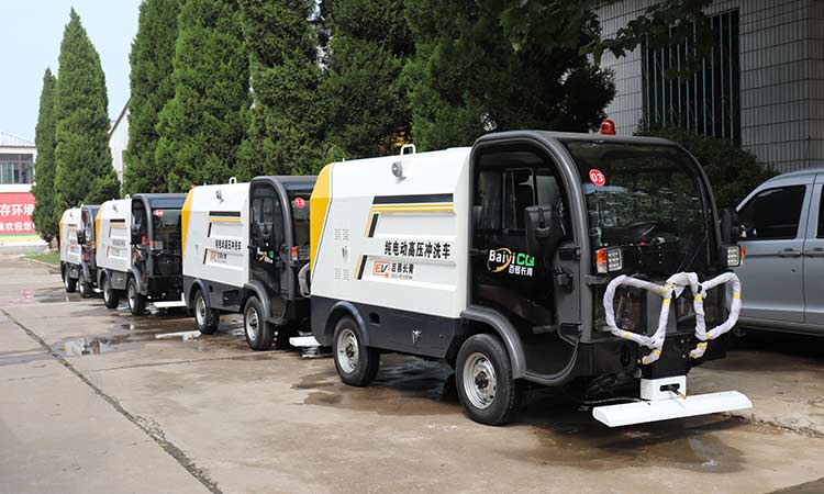 北京環(huán)衛(wèi)公司引進四輪多功能高壓沖洗車，用于道路快速保潔