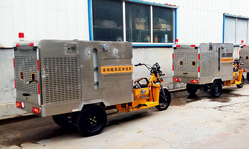 三輪高壓清洗車定制車身發(fā)貨現場