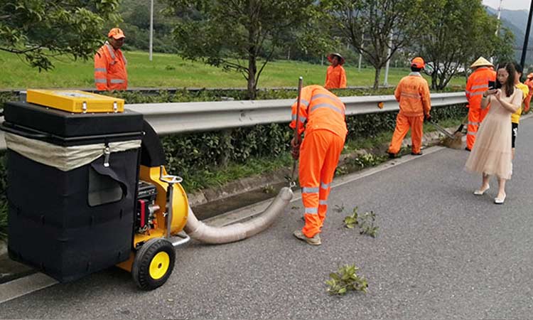 義烏園林環(huán)衛(wèi)公司采購(gòu)多臺(tái)手推式樹葉收集器用于園林綠化落葉清理工作
