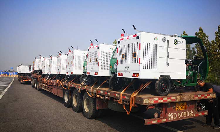 可上牌小型高壓清洗車交付使用現場，可用于環(huán)衛(wèi)人行道高壓清洗