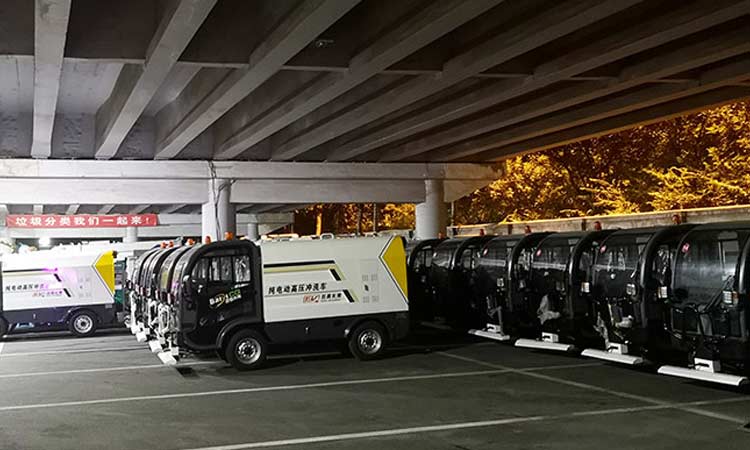 四輪多功能高壓清洗車北京環(huán)衛(wèi)公司交付現場