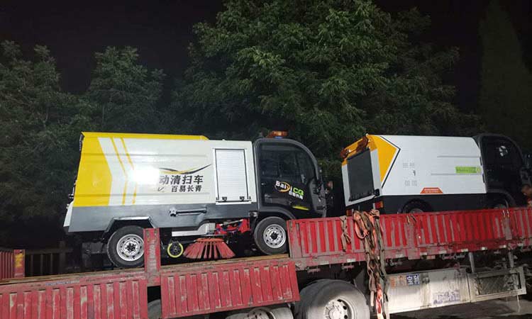 環(huán)衛(wèi)公司訂購(gòu)純電動(dòng)四輪洗掃車訂單發(fā)貨