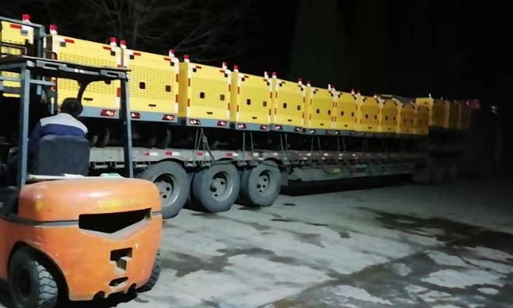 三輪電動(dòng)高壓清洗車夜間發(fā)貨現(xiàn)場