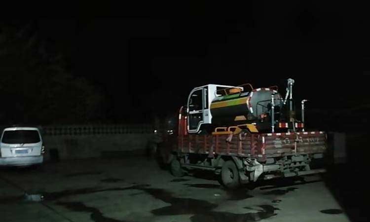電動四輪灑水車裝車現(xiàn)場 環(huán)衛(wèi)四輪灑水車