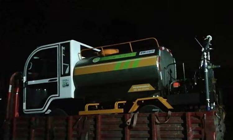四輪電動灑水車準備發(fā)車 電動灑水車