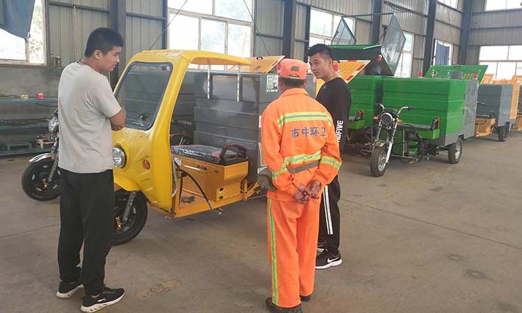 環(huán)衛(wèi)大爺自購(gòu)電動(dòng)高壓清洗車