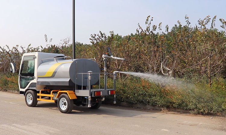 百易環(huán)保灑水車(chē)操作的注意事項(xiàng)