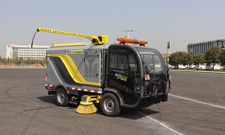 電動高壓洗掃車全新升級，解決路邊停車位清潔難題。
