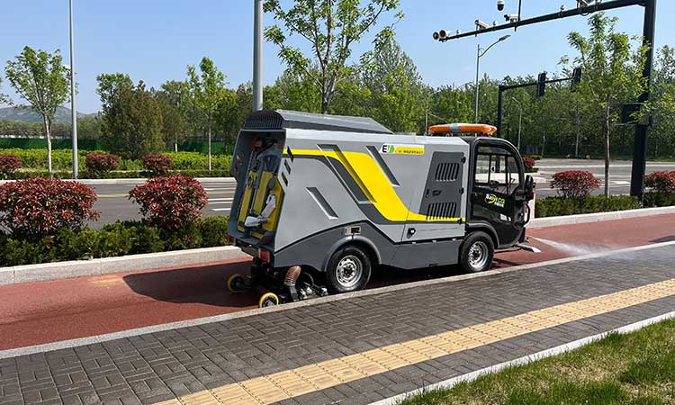 小型電動深度清潔車—還原路面地磚本色，席地而坐
