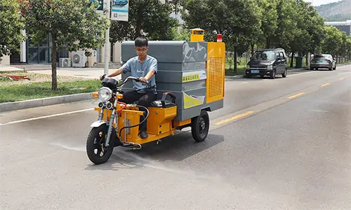 冷熱一體高壓清洗車，商業(yè)街油污清理更便捷