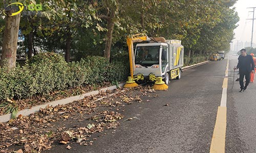 純電動樹葉收集車，秋季落葉收集，其他季節(jié)可作為洗掃車高壓清洗車使用