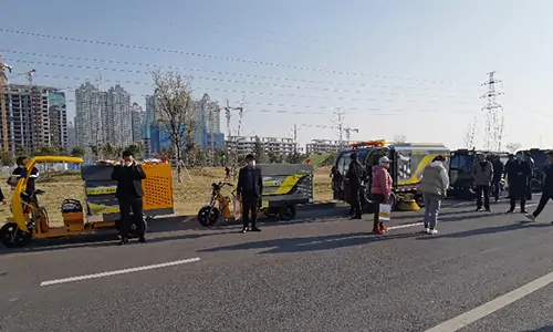 三輪高壓清洗車以及其他環(huán)衛(wèi)車輛試車現場