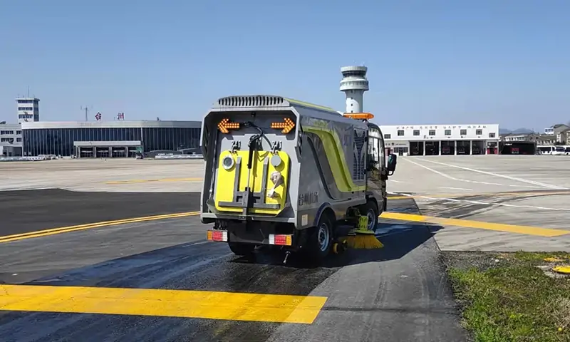 小型純電動洗掃車機(jī)場路面保潔養(yǎng)護(hù)，搭載智慧環(huán)衛(wèi)大數(shù)據(jù)運維平臺，后臺遠(yuǎn)程監(jiān)控！