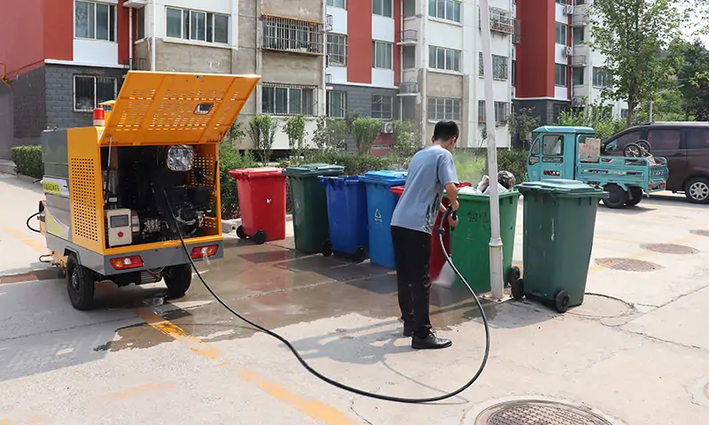 冬季來臨，物業(yè)小區(qū)在選擇高溫高壓清洗車的時候要注意哪些問題呢？