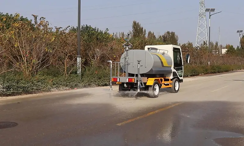 園林景區(qū)綠化面積大，不好管理？四輪電動(dòng)灑水車(chē)，一車(chē)問(wèn)題全解決！