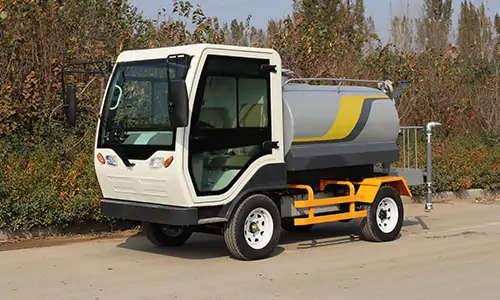 如何解決環(huán)衛(wèi)車(chē)輛無(wú)法進(jìn)入小區(qū)消毒抑塵的問(wèn)題？今天，介紹一款可解決此問(wèn)題的小型灑水抑塵車(chē)！