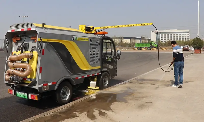 小型電動洗掃車--路邊停放車輛，底部垃圾清理有竅門！省時還省力！