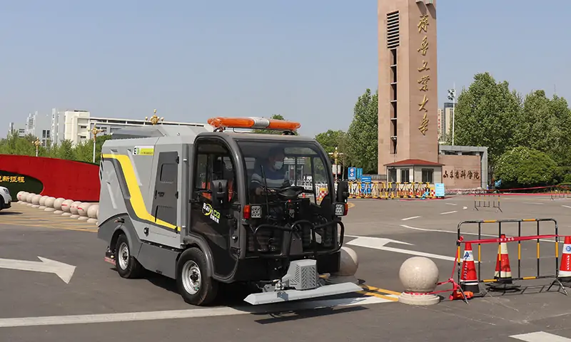 人行道、輔道也能使用的深度清潔車？打破傳統(tǒng)路面清掃模式，開創(chuàng)背街小巷深度清潔新時代！