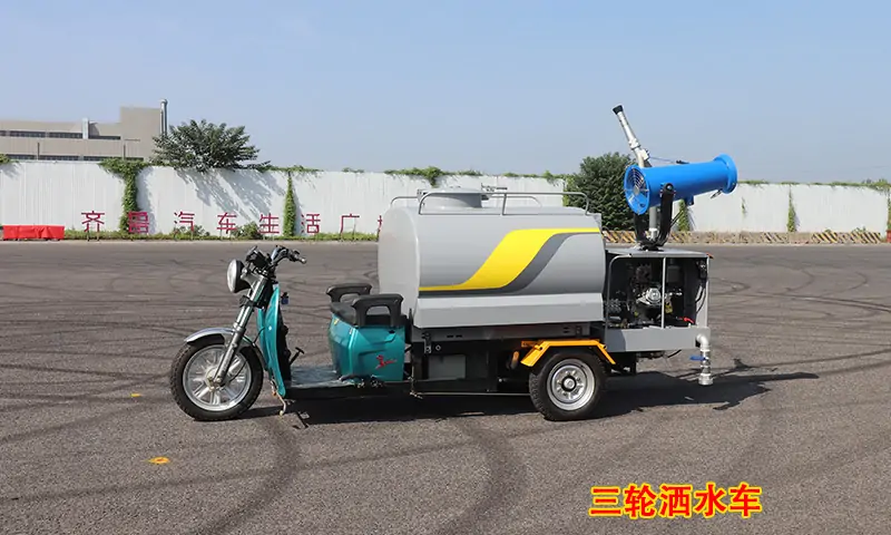 真沒(méi)想到！小區(qū)戶外抑塵消毒難題這么容易解決？！只因?yàn)橛昧诉@款灑水車(chē)？