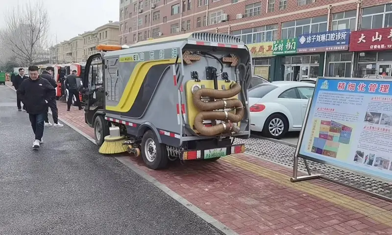 純電動洗掃車現(xiàn)場試車，人行道路面洗掃引起關(guān)注，行人連連夸贊！