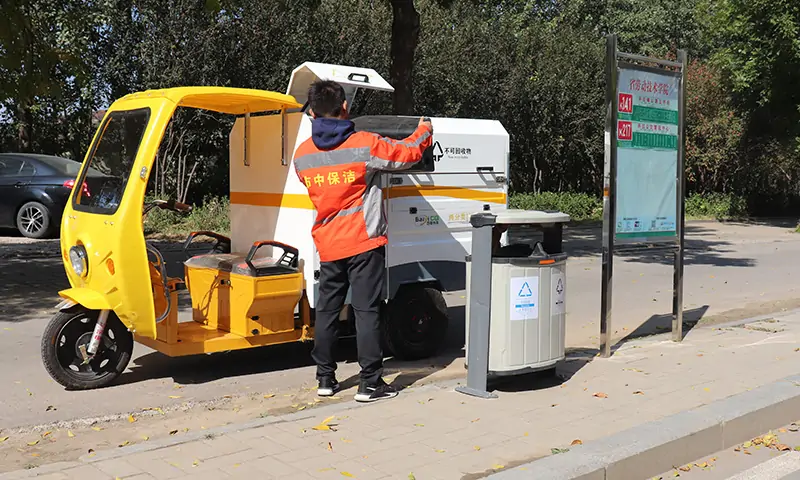兩分類垃圾清運車，小巧身姿，操作靈活，應(yīng)用廣泛！現(xiàn)場試車備受關(guān)注！