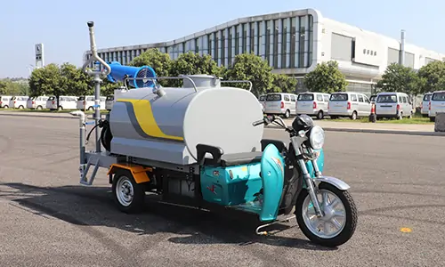 春季揚(yáng)塵大，影響居住環(huán)境怎么辦？這款三輪霧炮灑水車(chē)幫您解決！