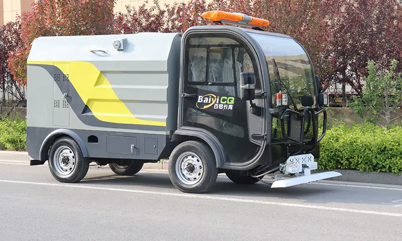 四輪多功能高壓清洗車！專項治理物業(yè)小區(qū)、景區(qū)、商業(yè)街道路面衛(wèi)生治理！