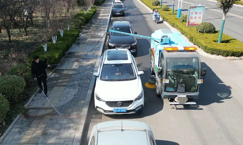 純電動洗掃車輔道路邊車下衛(wèi)生治理有奇招！旋轉(zhuǎn)型機(jī)械臂大顯身手，一沖就干凈！