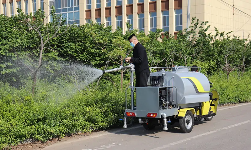 三輪純電動(dòng)灑水車(chē)小區(qū)道路養(yǎng)護(hù)，治理春季揚(yáng)塵衛(wèi)生治理，純電動(dòng)更環(huán)保！