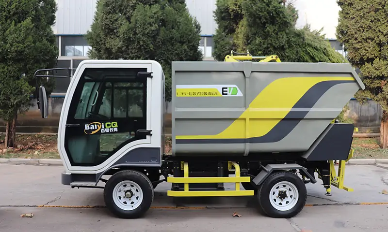 后裝式垃圾清運車，解決商業(yè)街道，景區(qū)園林垃圾轉(zhuǎn)運難題，一鍵控制，簡單快捷！