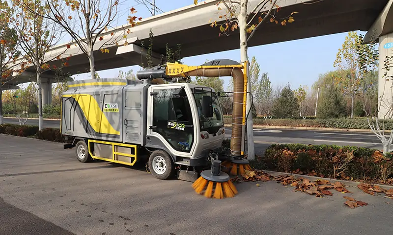 落葉收集大挑戰(zhàn)！秋季落葉收集專用車！純電動更環(huán)保，大容量垃圾箱滿足多場地需求！