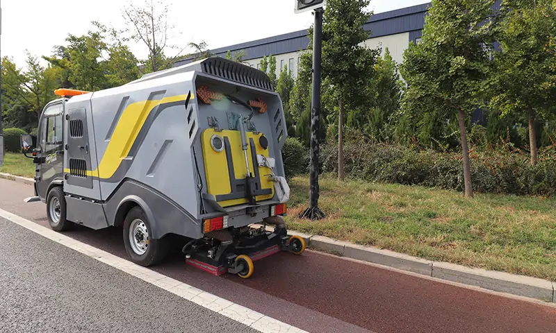 市政人行道太狹窄不好清理怎么辦？純電動深度清潔車，一車多用，有效解決市政人行道清理難題！