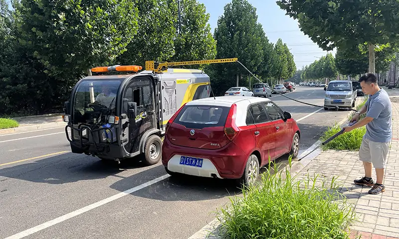 純電動洗掃車輔道人行道顯身手！狹窄道路洗掃，高壓沖洗人行道，車輛過后地面整潔又衛(wèi)生！