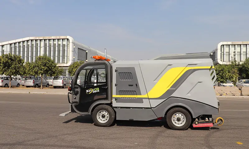 純電動深度清潔車，深度清潔，以克論凈，完成區(qū)域地面深度清潔，還原路面本色！