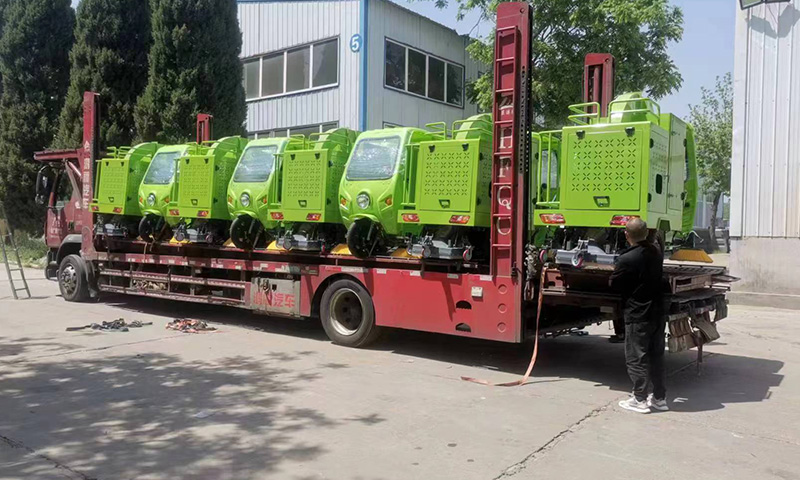 百易三輪駕駛式樹葉收集車發(fā)車！操作簡單，輕輕松松搞定落葉收集轉(zhuǎn)運難題！