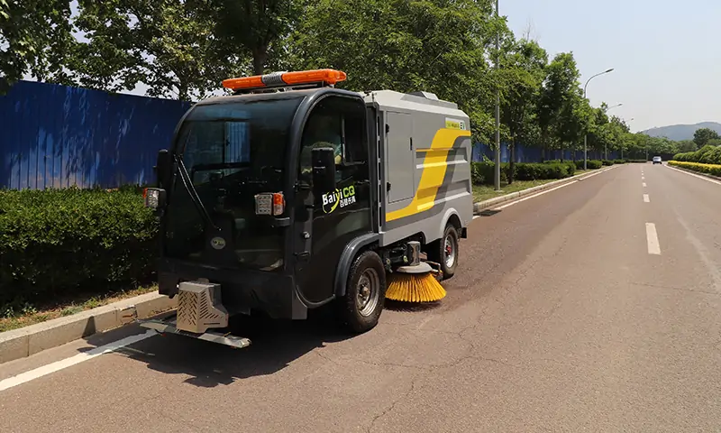 機(jī)場 廠區(qū) 園林 物業(yè)地面洗掃問題，一車解決！見證純電動洗掃車的洗掃魅力吧！