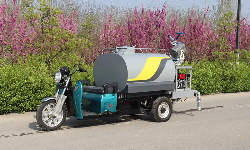 三輪灑水車(chē)，別看它小，用處可不少：霧炮、灑水、高炮樣樣齊全，景區(qū)物業(yè)工地都能使用！