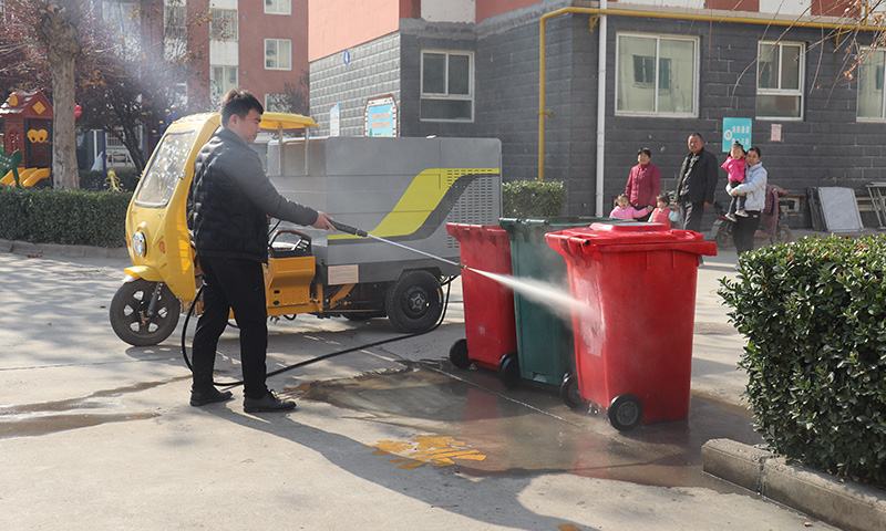 純電動高壓沖洗車，人行道輔道路沿石一沖即凈！手持噴槍用處更廣！