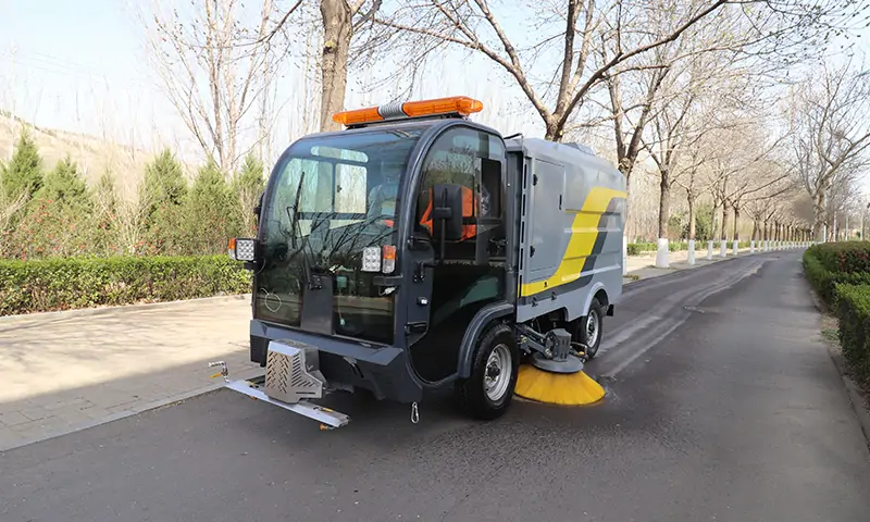 純電動洗掃車背街小巷顯神通，洗掃全面，操作簡單獲得認(rèn)可