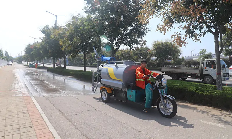 三輪樹葉收集車，體積小巧，操作簡單，環(huán)衛(wèi)作業(yè)必不可少落葉收集神器！