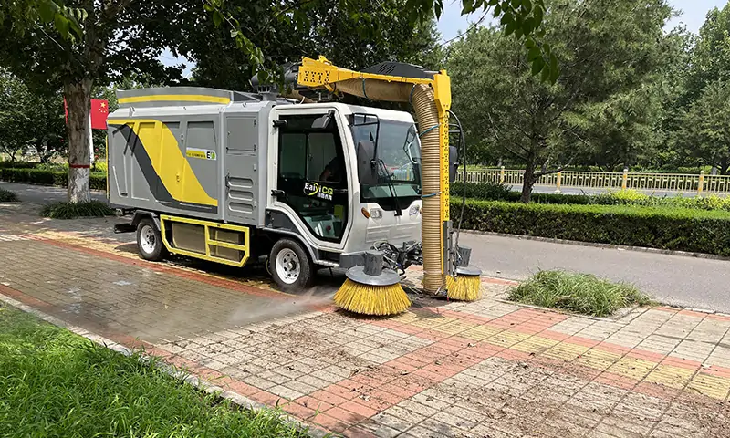 樹葉收集車——引領(lǐng)綠色清潔革命的力量，落葉收集專用車輛。