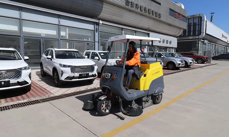 小型三輪駕駛式掃地車：高效清潔與環(huán)保共贏，純電動，更環(huán)保！