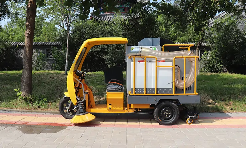 高效便捷的秋季落葉收集轉(zhuǎn)運專用車輛，三輪駕駛式樹葉收集車！