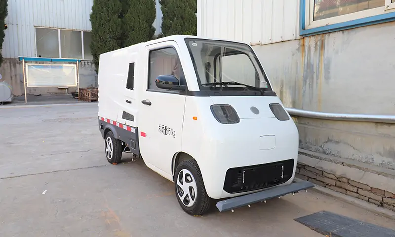 純電動道路養(yǎng)護車：清新環(huán)保，高效保潔的未來之選