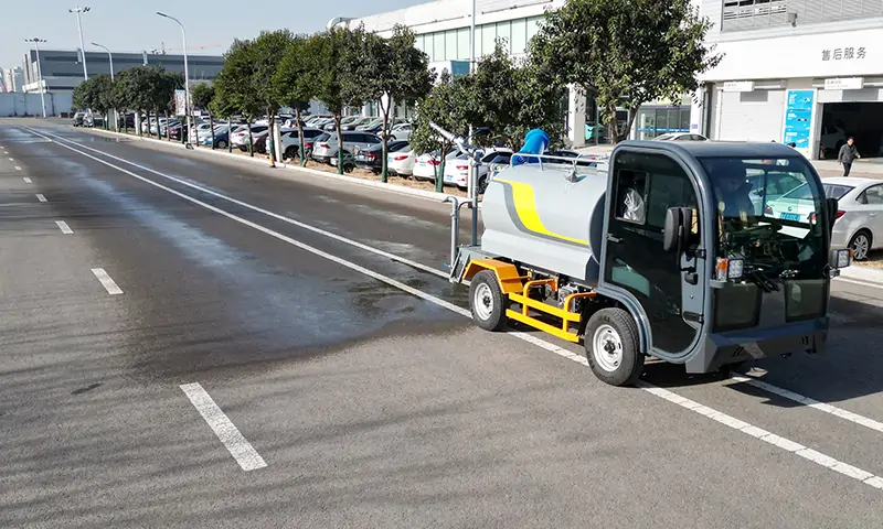 全新多功能四輪灑水車(chē)助力城市環(huán)保新風(fēng)潮