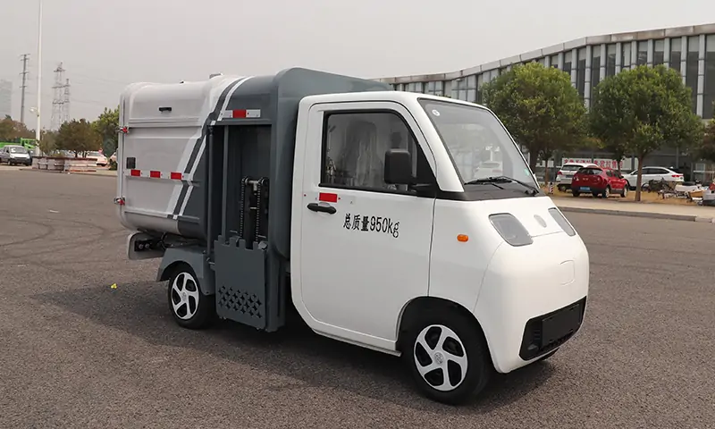 新款側(cè)裝式垃圾清運車：物業(yè)景區(qū)道路垃圾桶垃圾轉(zhuǎn)運的專業(yè)設(shè)備