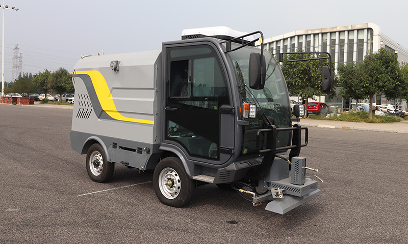 四輪多功能高壓清洗車：城市環(huán)境建設的綠色衛(wèi)士